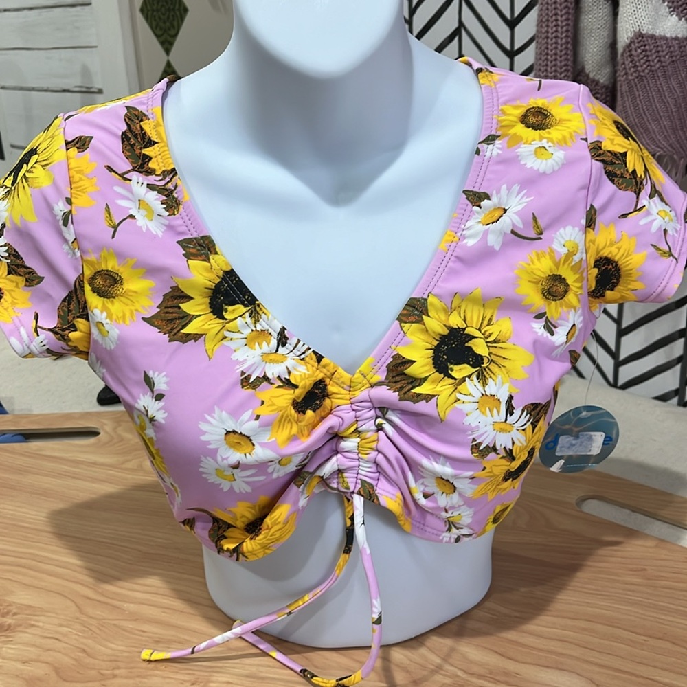 Clearance!⚠️ NWT Decree Bubblegum Pink w/Flowers SwimSuit Top with Sleeves, Sz L